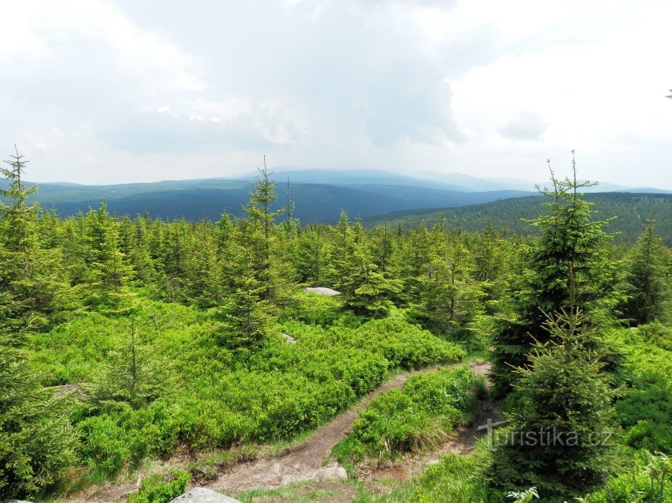 Vista de la parte polaca de las montañas Jizera, detrás de la cual se asoman las montañas Krkonoše