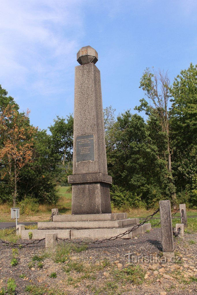 Vedere a monumentului dinspre sud