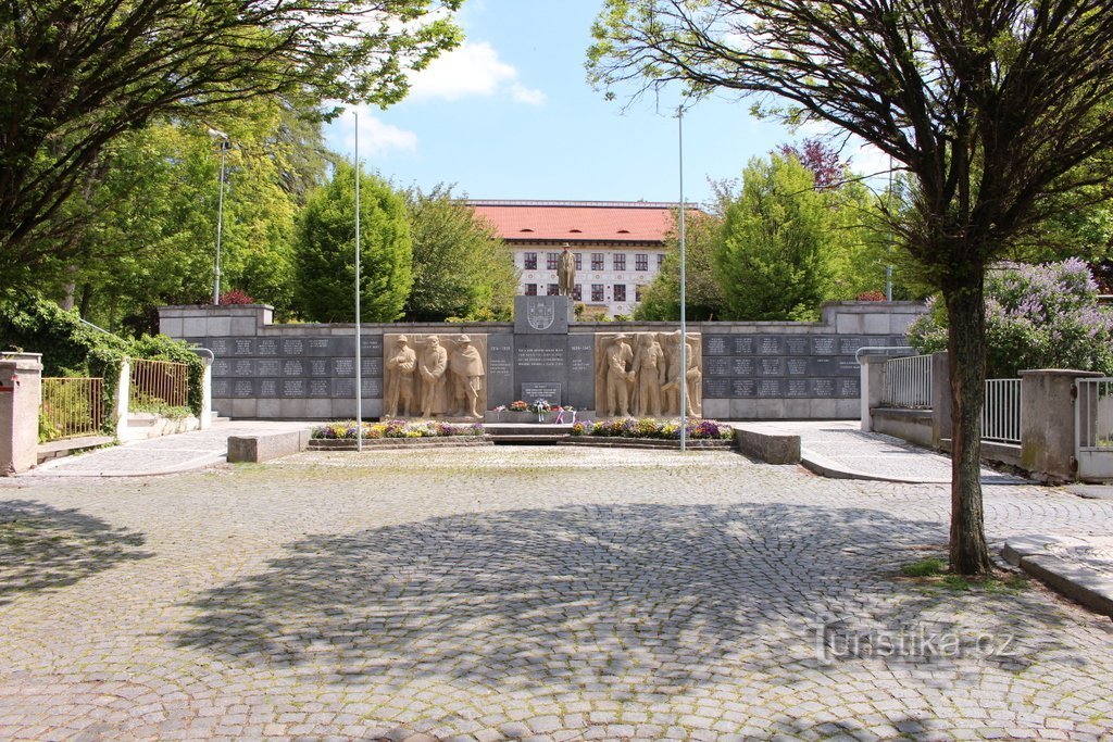 View of the monument to the fallen from the embankment