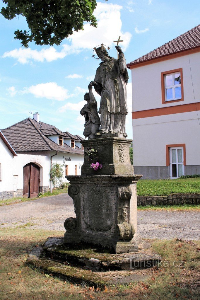 Uitzicht op het monument vanaf de zijkant