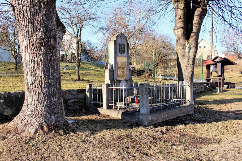 Uitzicht op het monument vanaf de zijkant