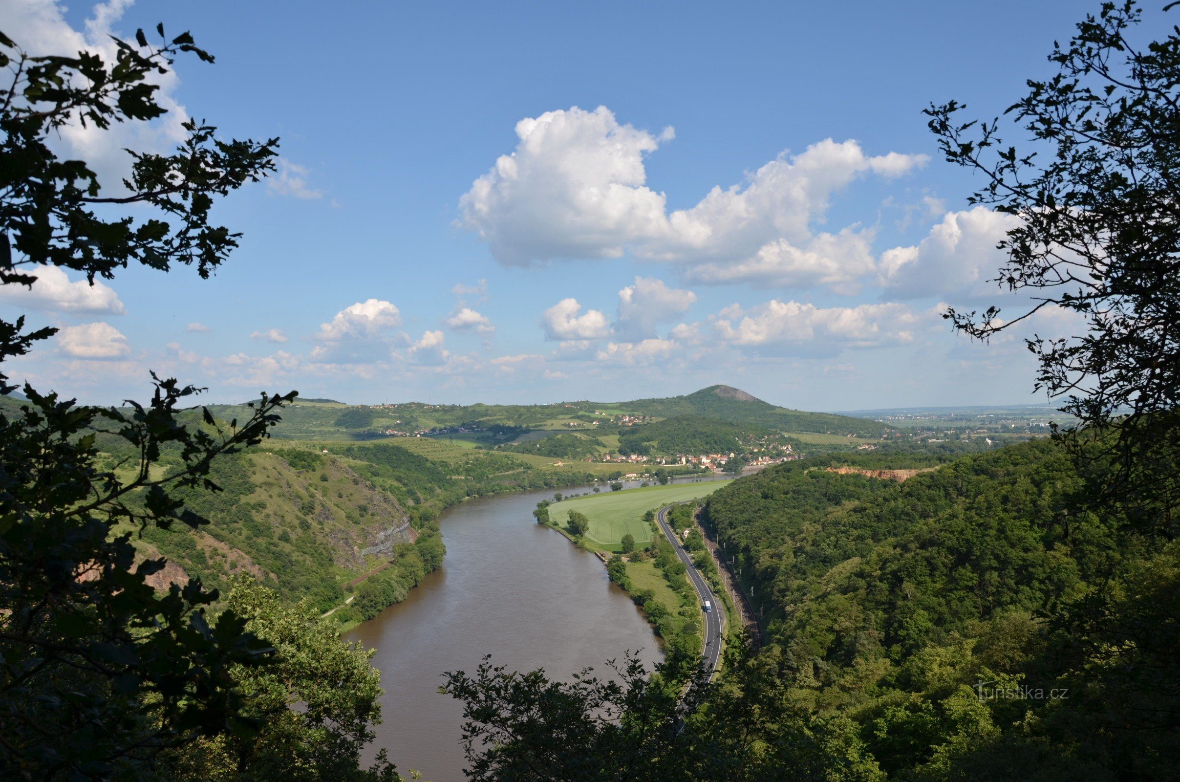 Pogled na Porta Bohemika z razgledne točke pri Litochovicah