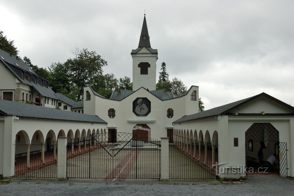 Pogled na romarsko cerkev