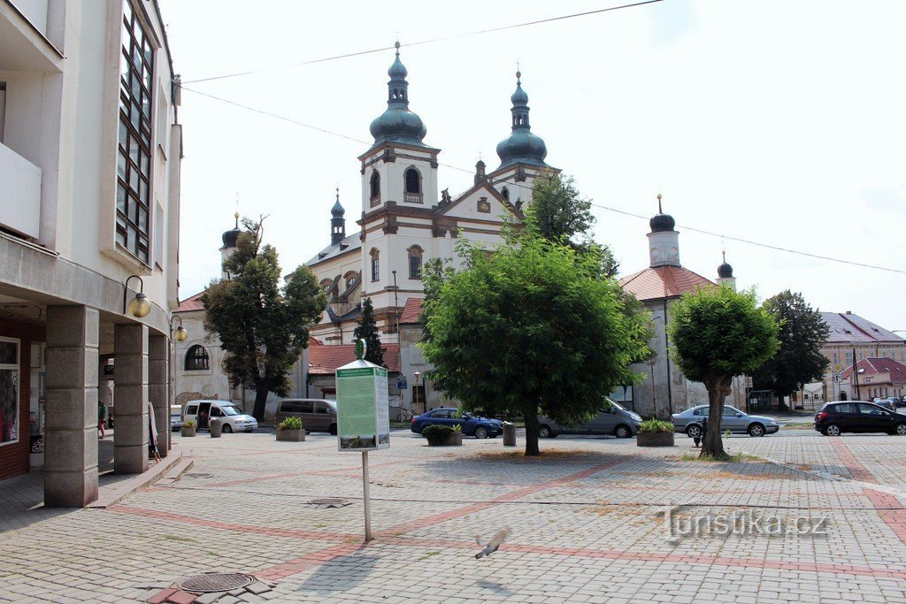 Utsikt över pilgrimskyrkan från Mariánské náměstí