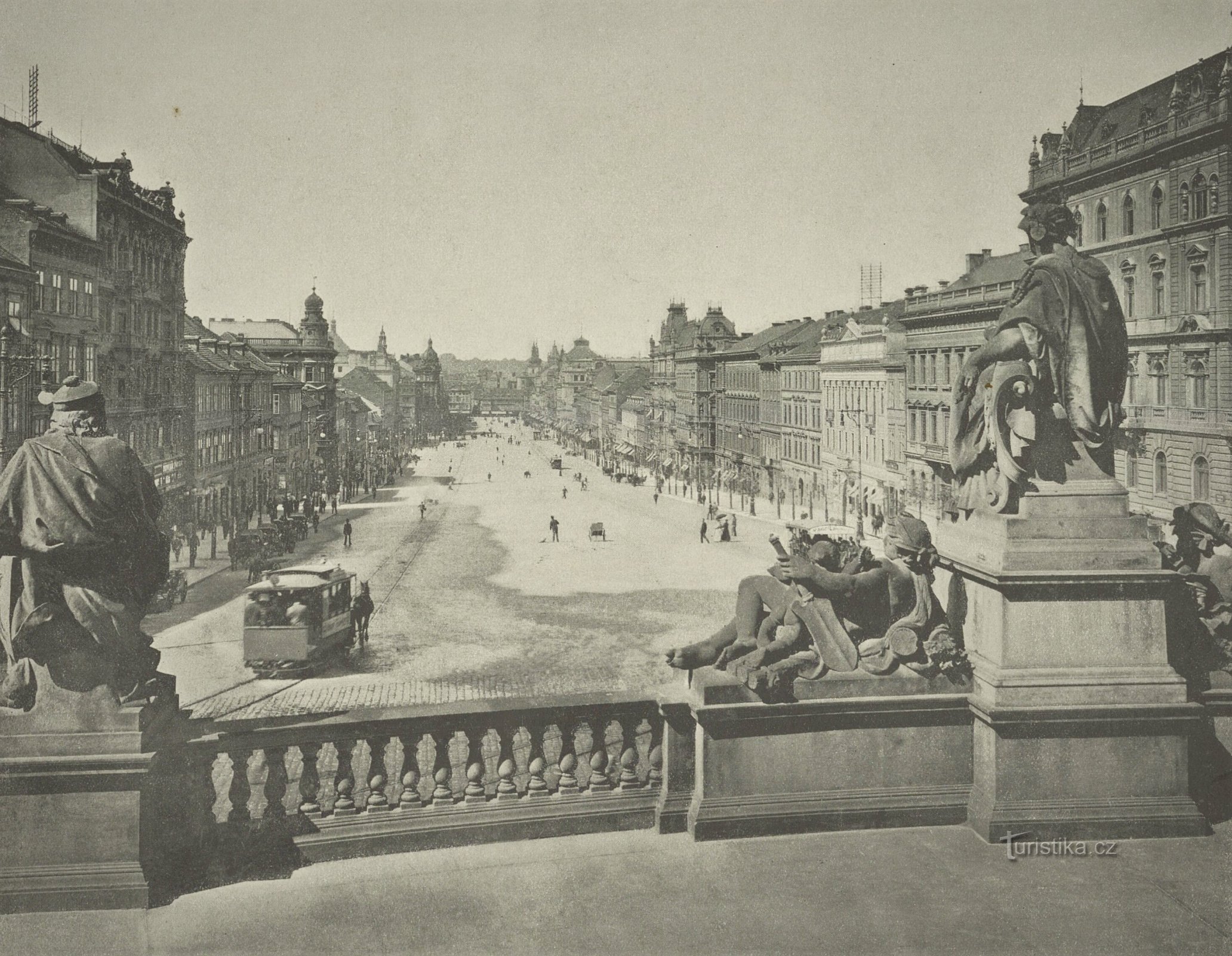 Vedere a Pieței Wenceslas din Praga de la Muzeul Național (probabil 1897-1898)