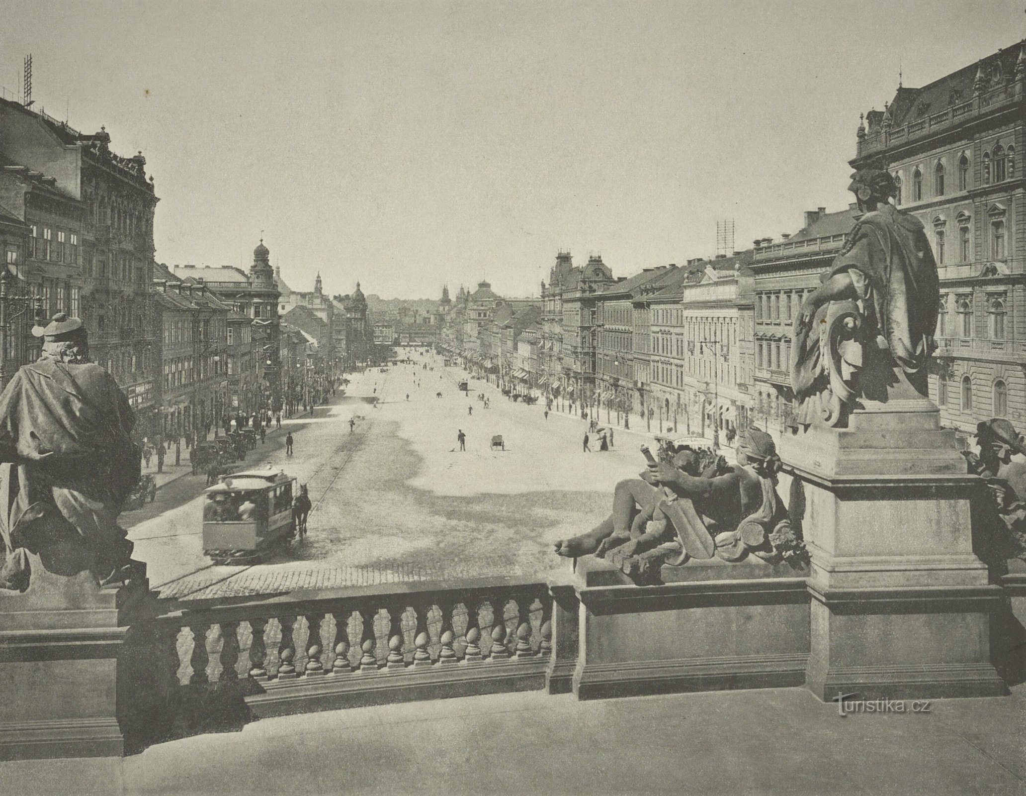 Gezicht op het Wenceslasplein in Praag vanuit het Nationaal Museum (waarschijnlijk 1897-1898)