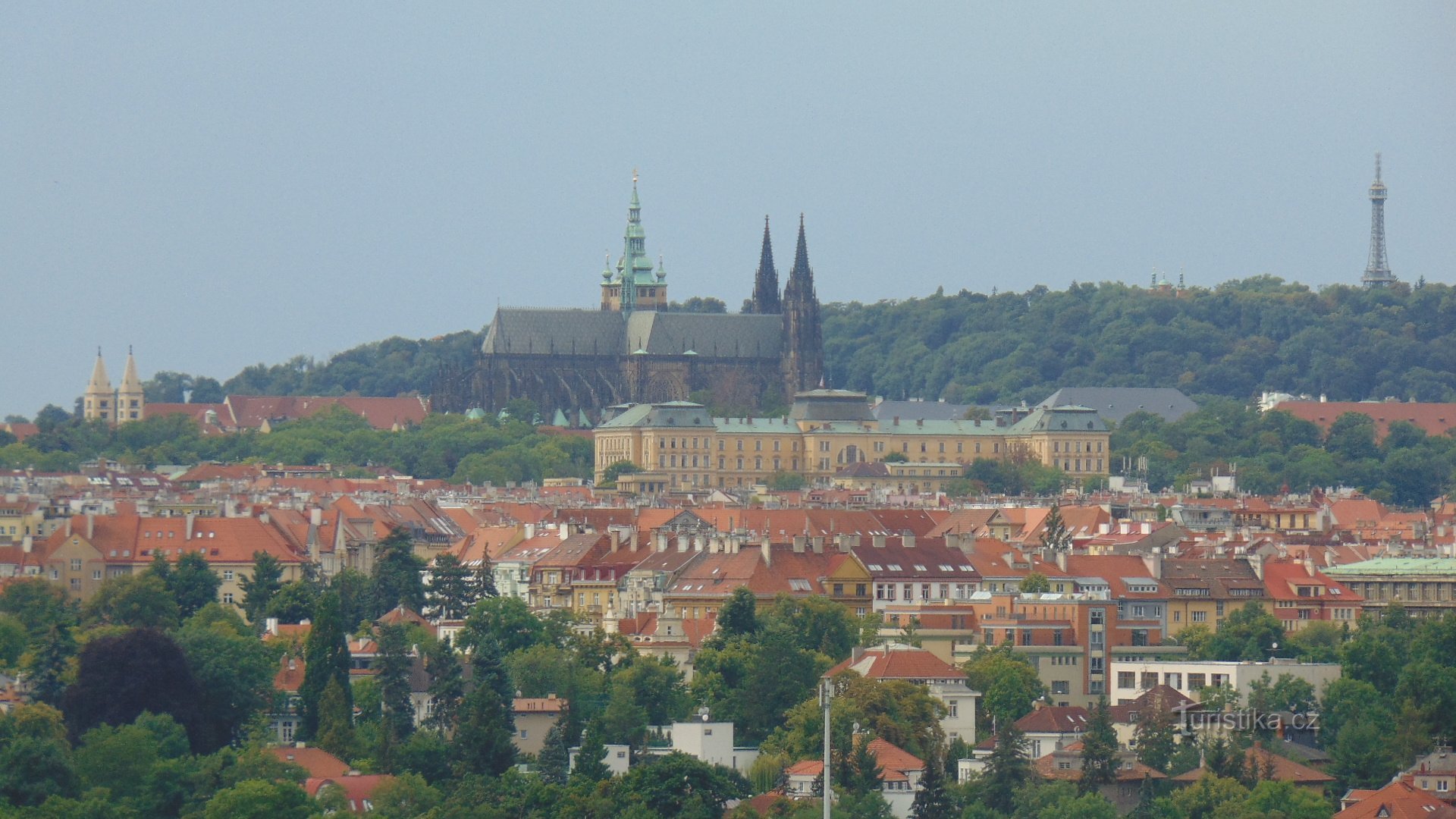 从 Zakázanka 俯瞰布拉格城堡。