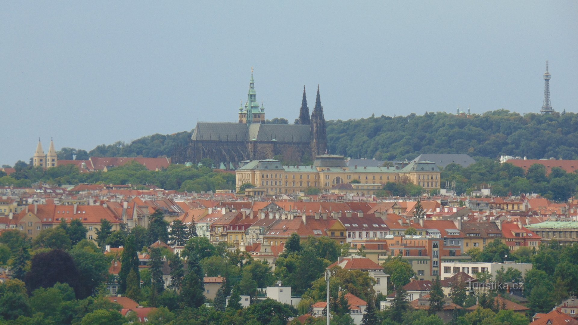 Blick auf die Prager Burg von Zakázanka.