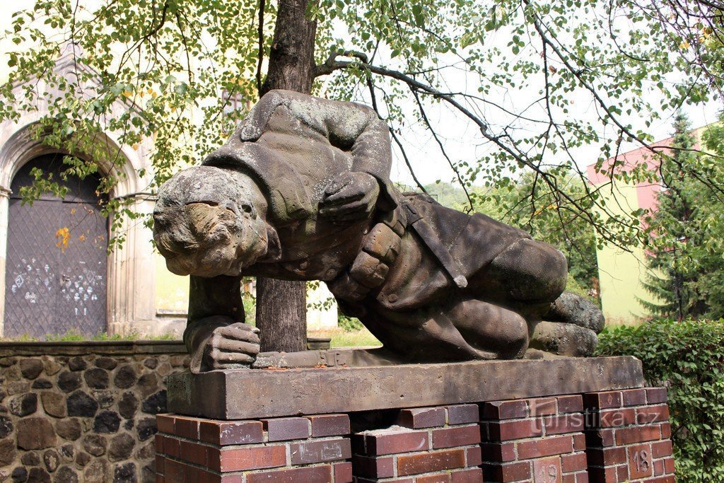 View of the front of the monument