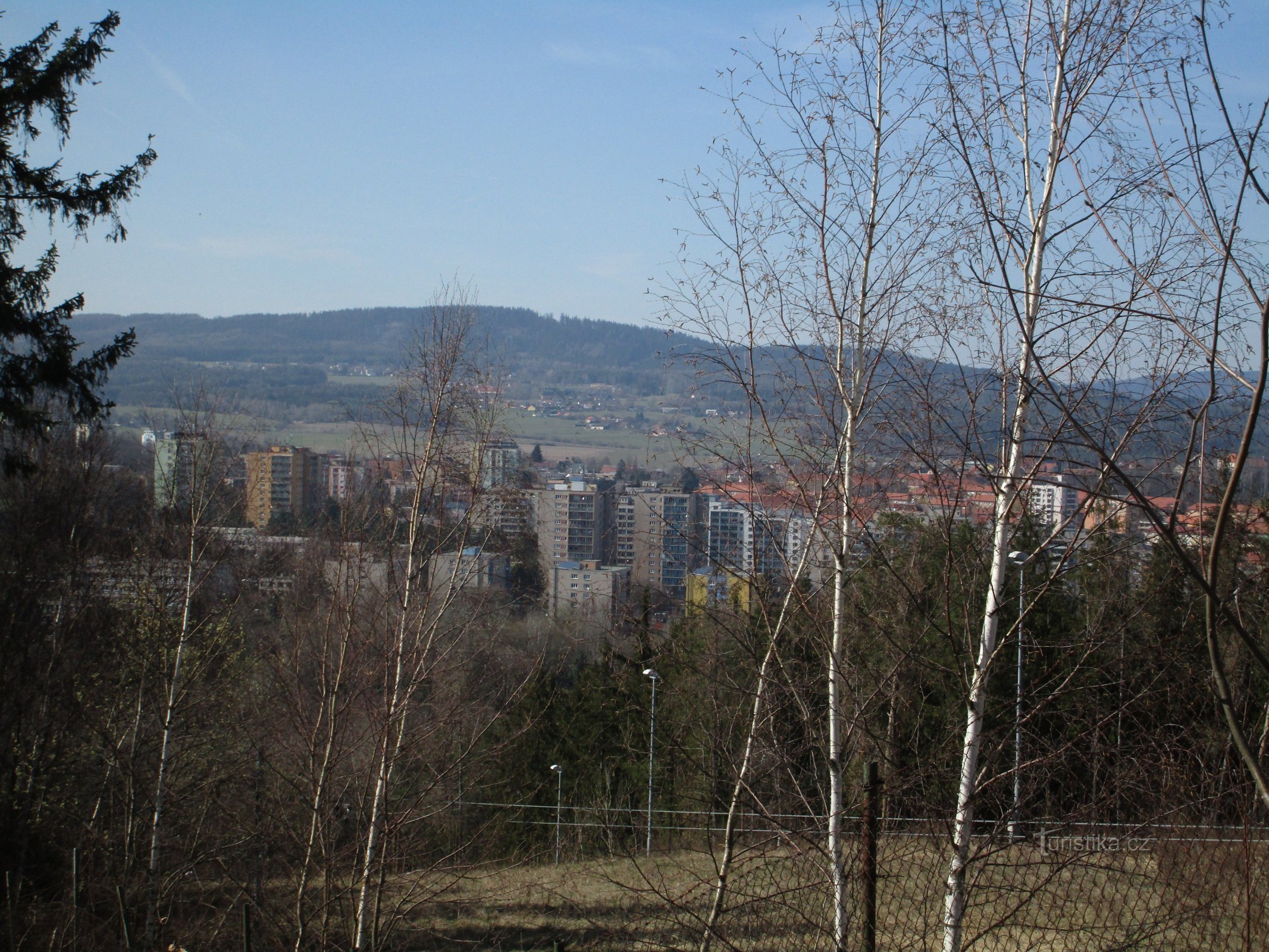 utsikt över Příbram från kanten av sluttningen, Třemošná-massivet i bakgrunden