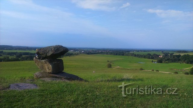 Una vista della piramide e una vista del paesaggio