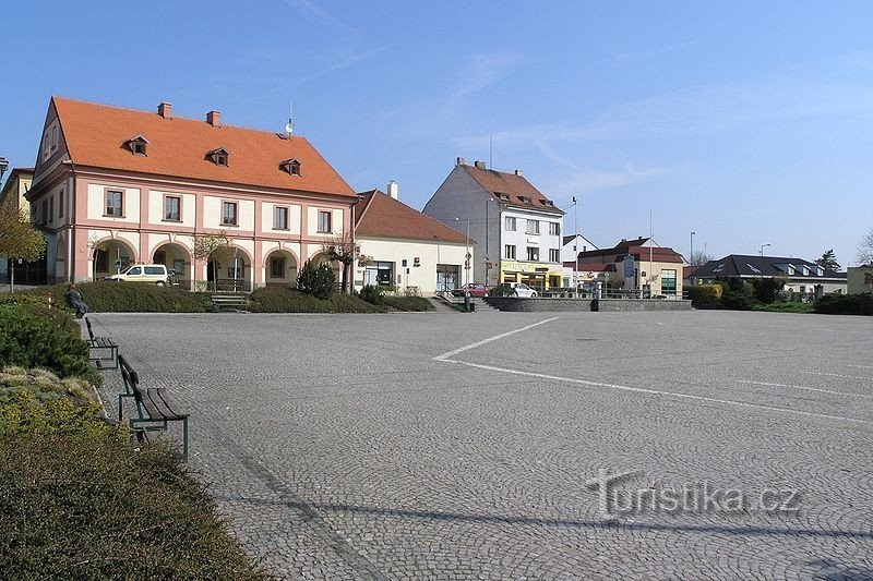 vista del ayuntamiento a través de Husovo náměstí