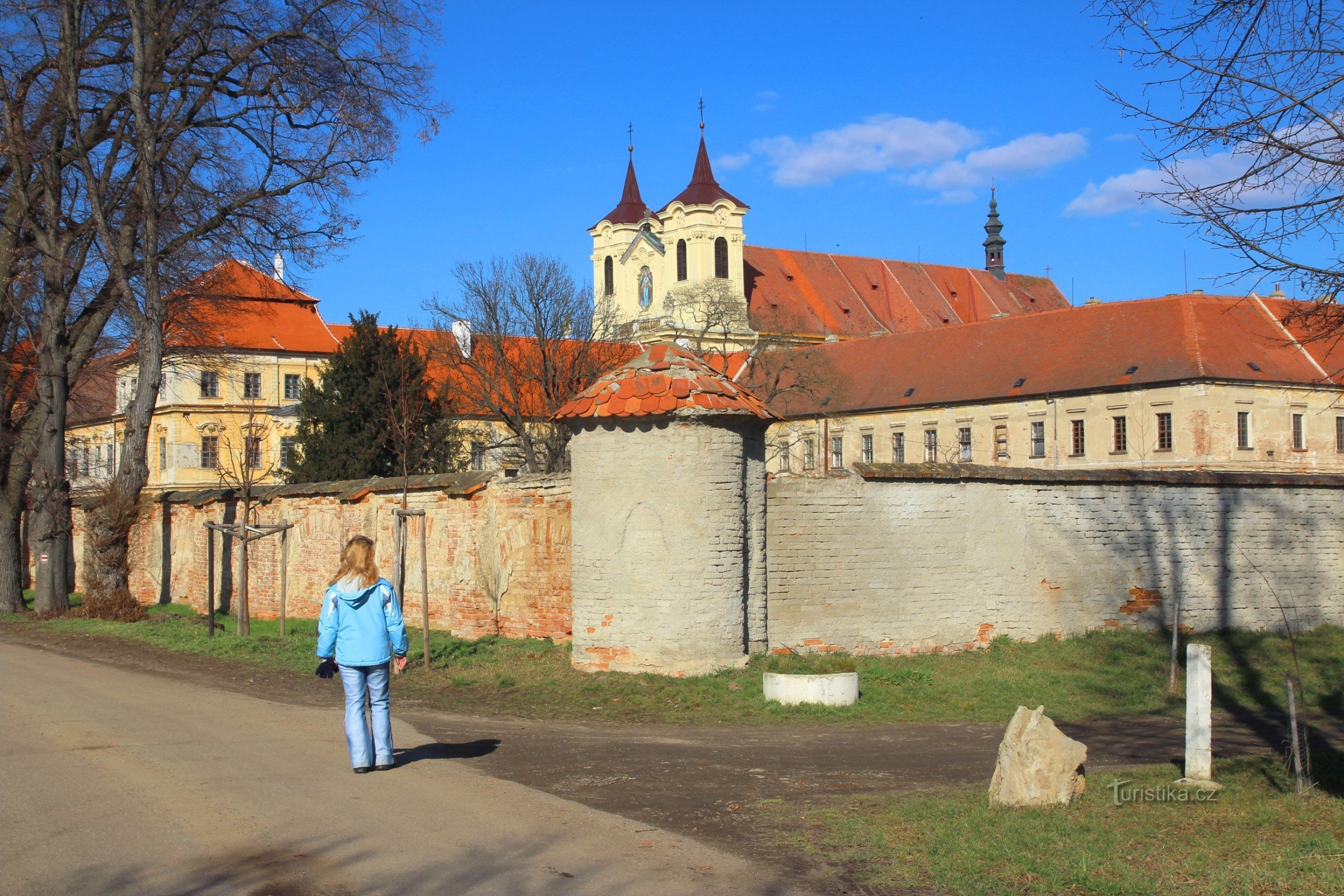 Widok na klasztor Rajhrad