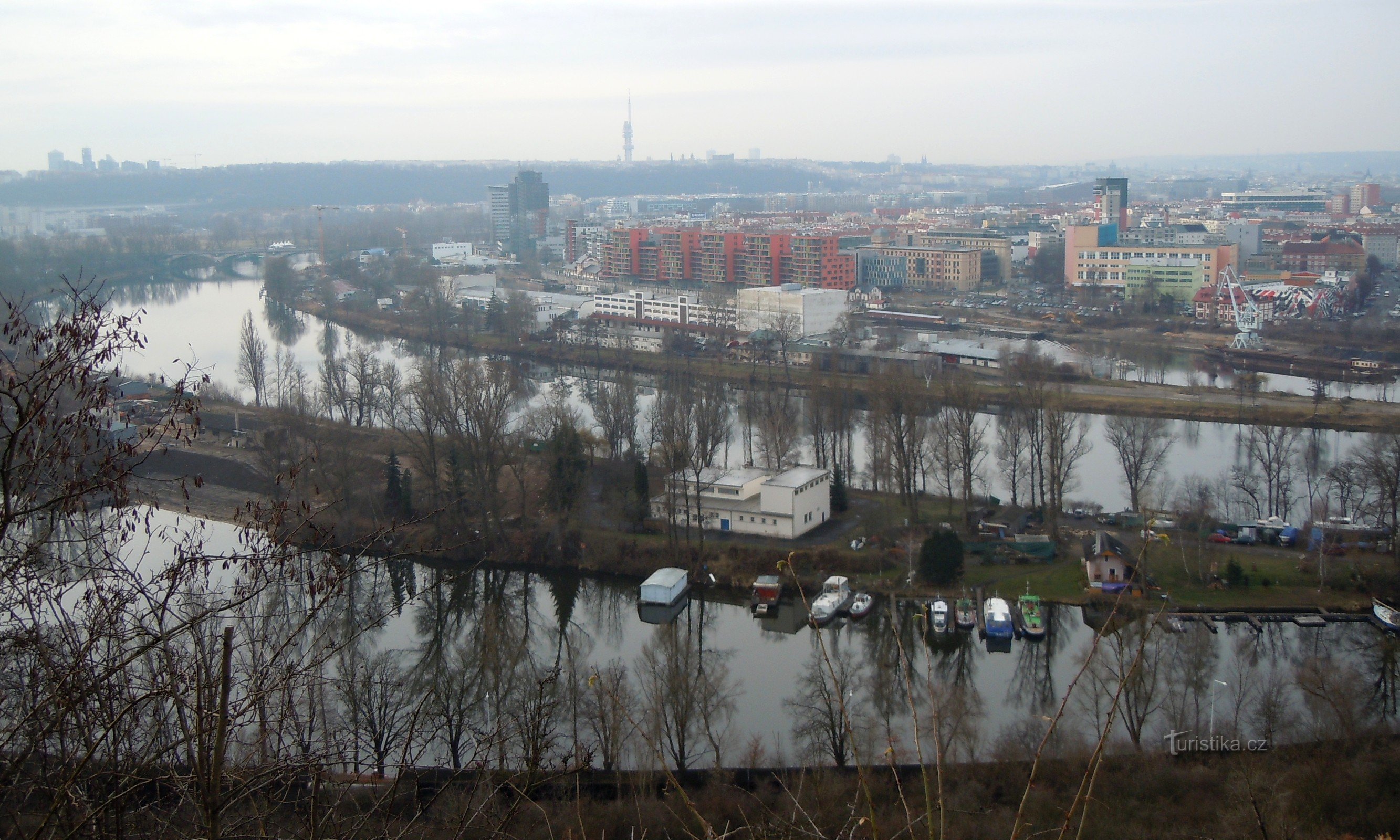 zicht op de armen van de Moldau vanuit Bulovka