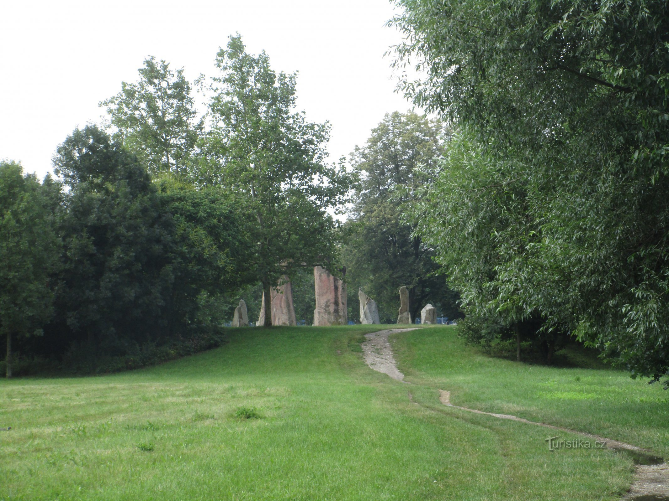 widok repliki Stonehenge z Parku Leśnego Soutok