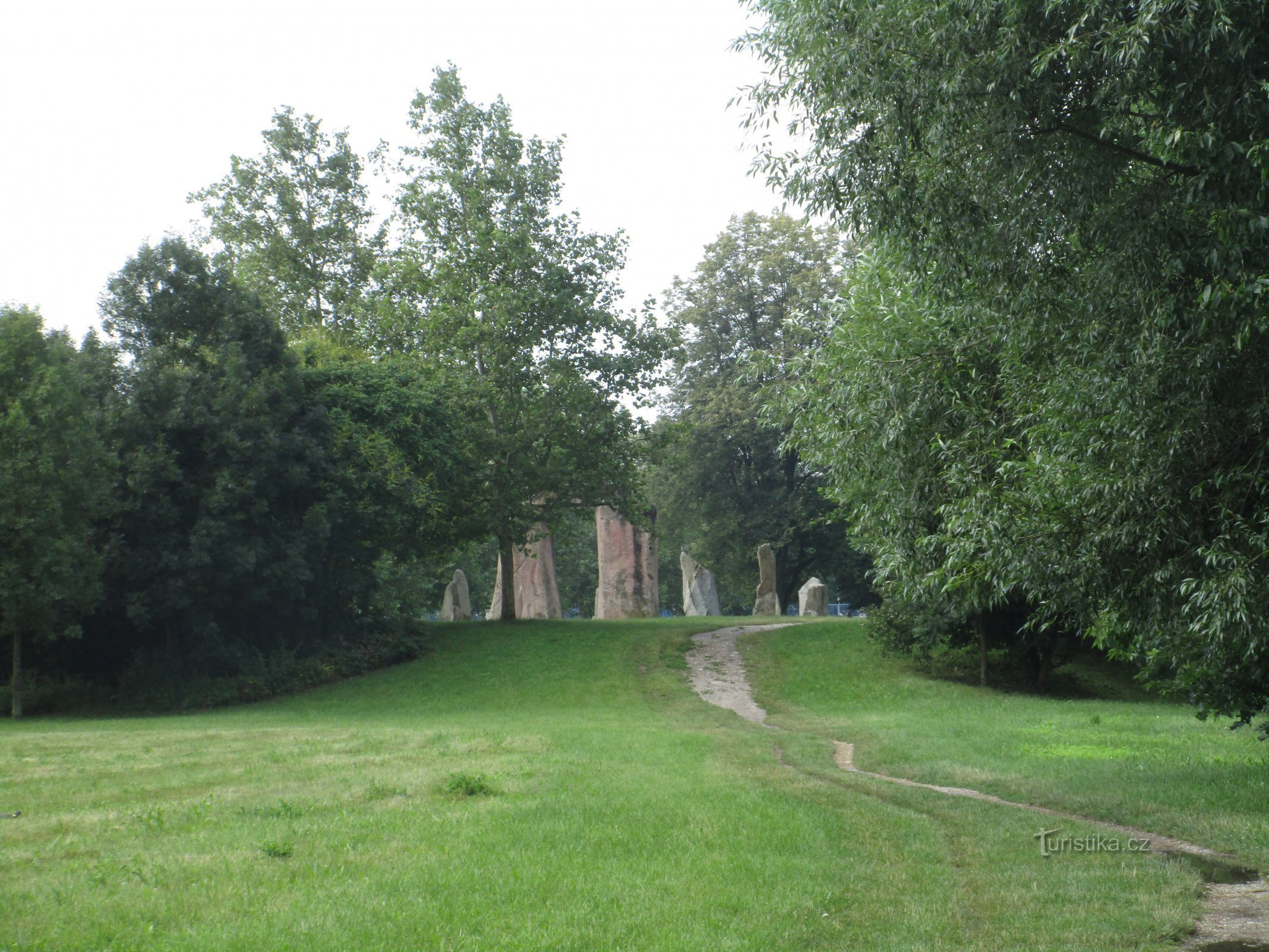 vue de la réplique de Stonehenge depuis le parc forestier de Soutok