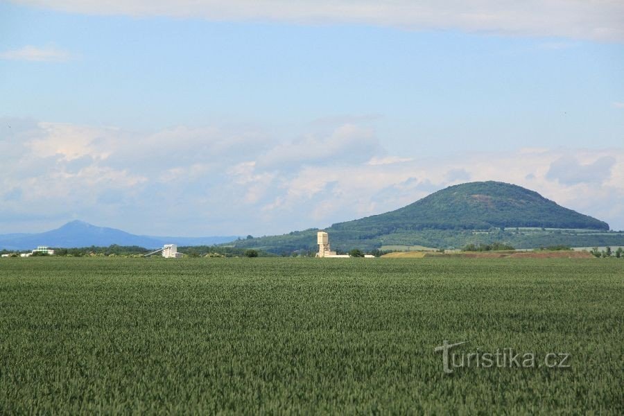 Udsigt over Říp fra lufthavnen efter stormen