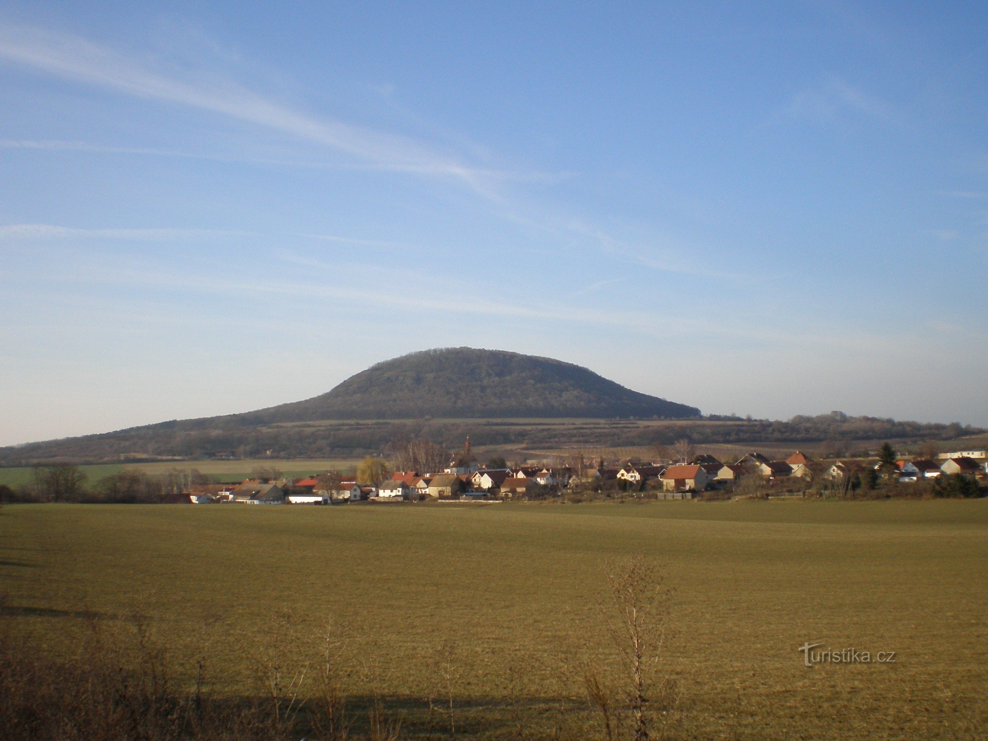 Blick auf Říp über Ctineves