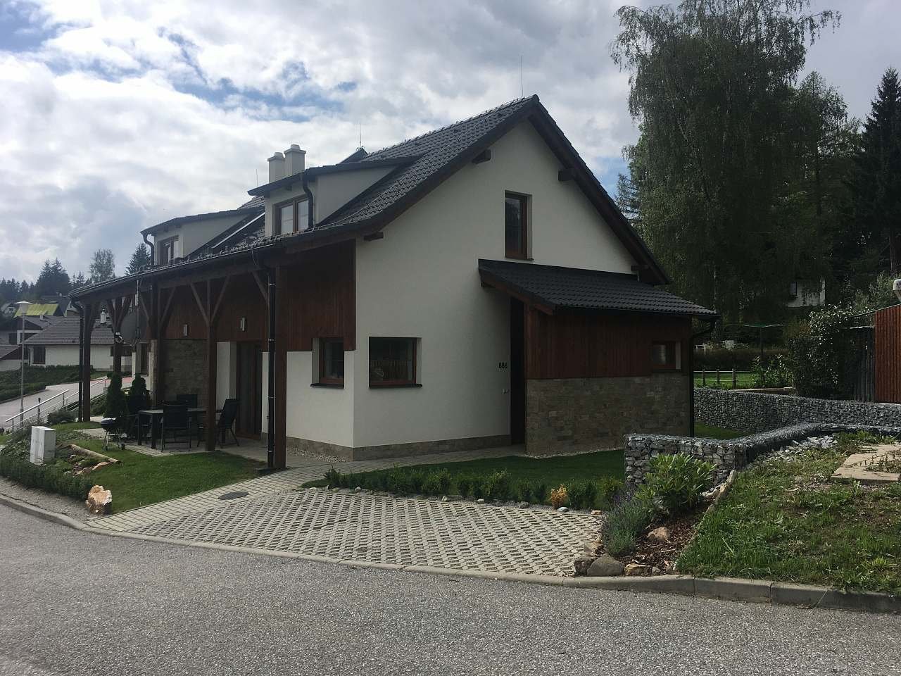 Blick auf das Einfamilienhaus - Parkplatz neben dem Haus