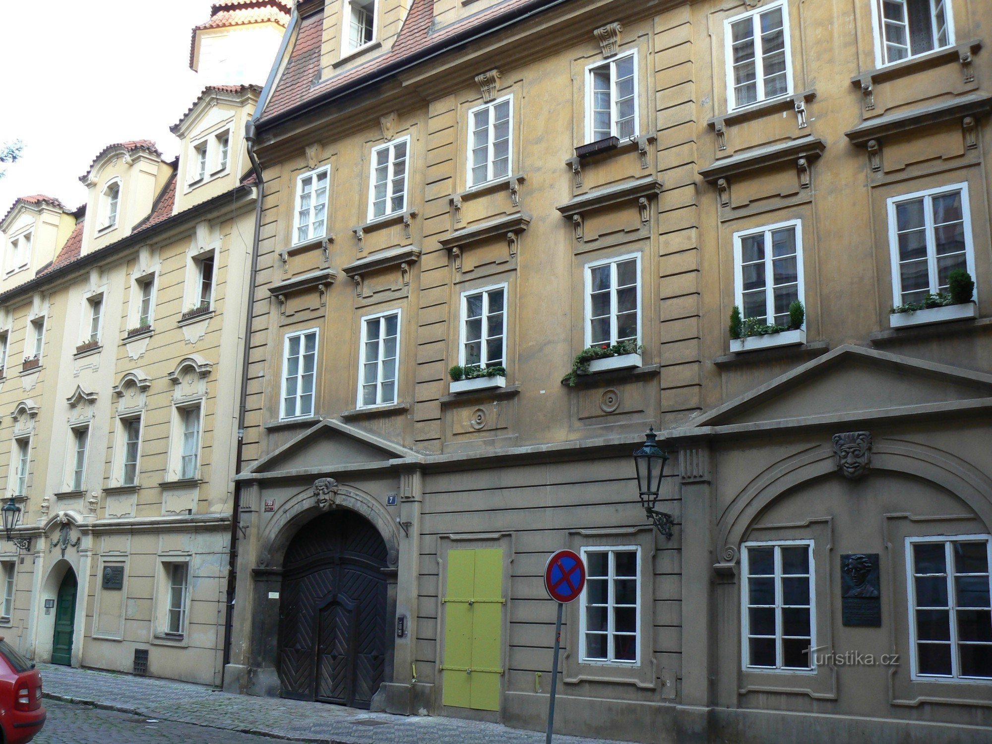 Pogled na rojstno hišo Josefa Mánesa in sosednjo hišo