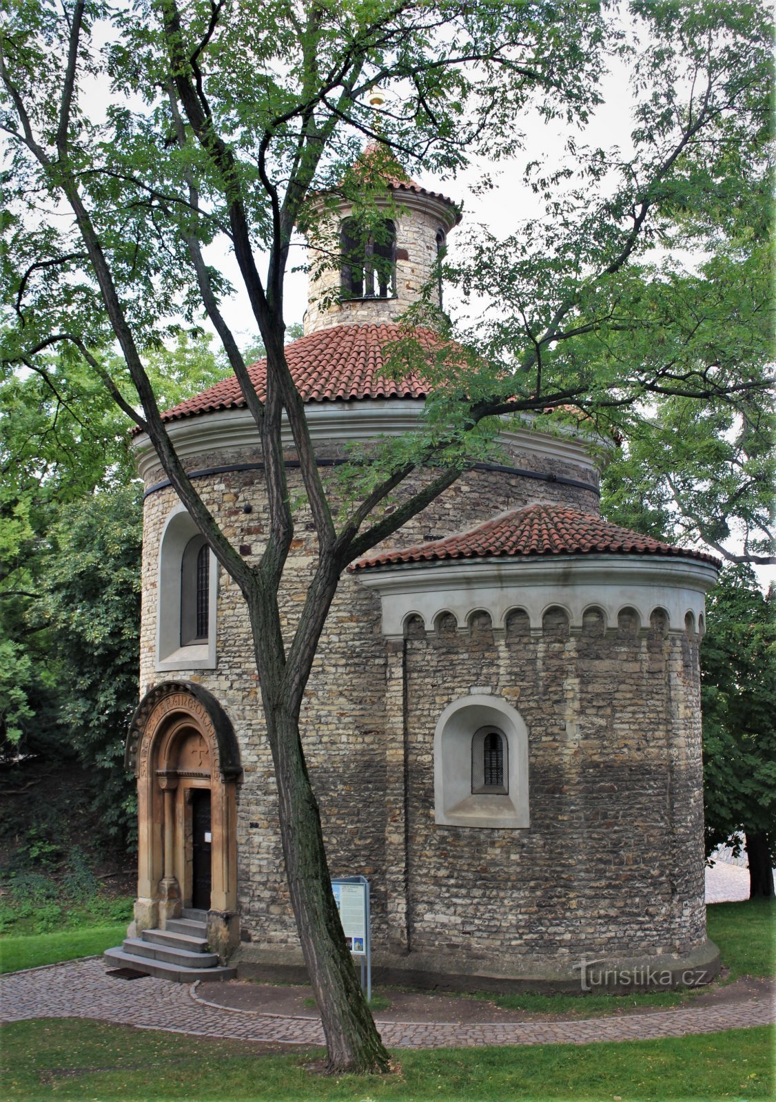 Pogled na rotundo z apsido z jugovzhodne strani