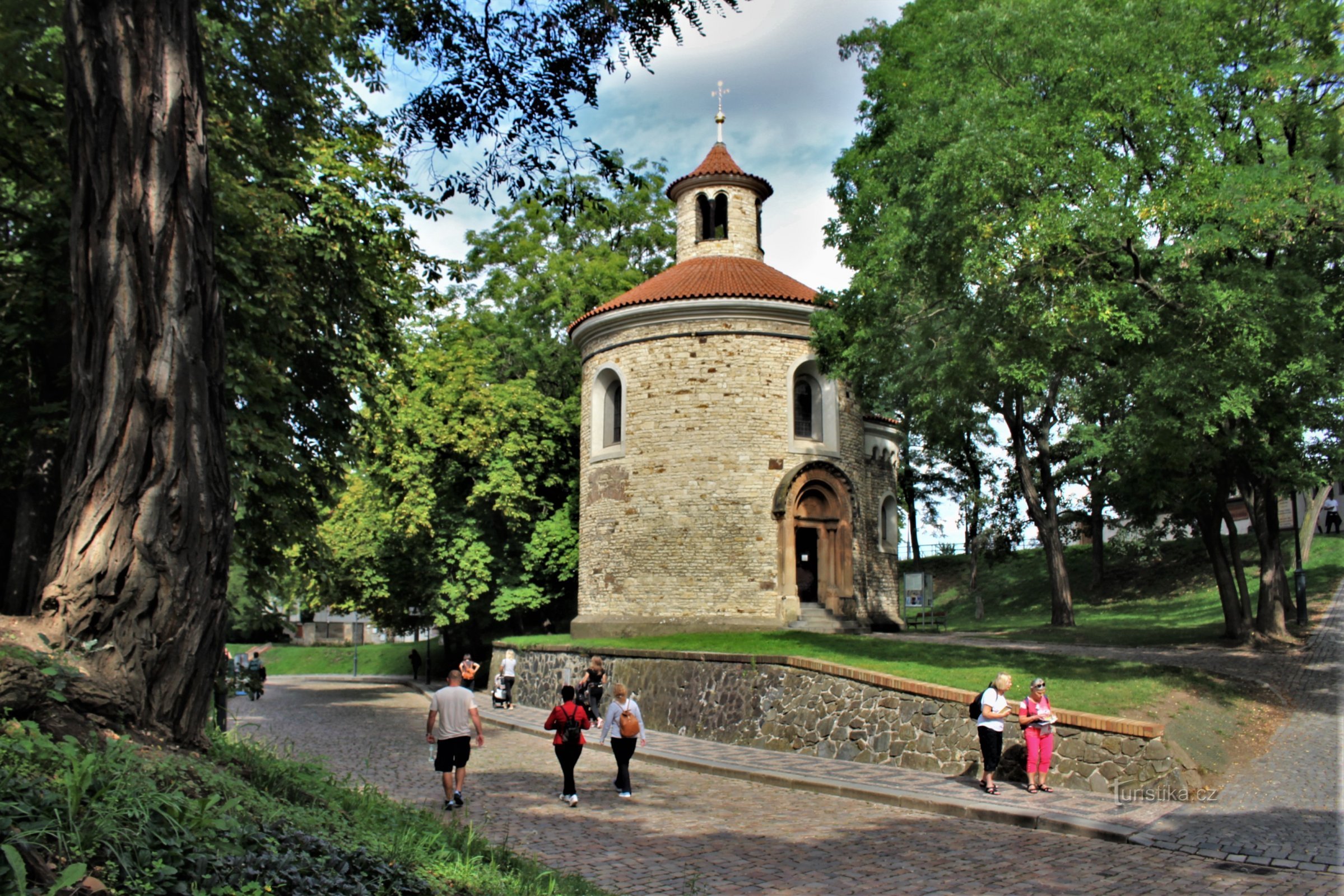 Pohled na rotundu sv. Martina z hlavní komunikace