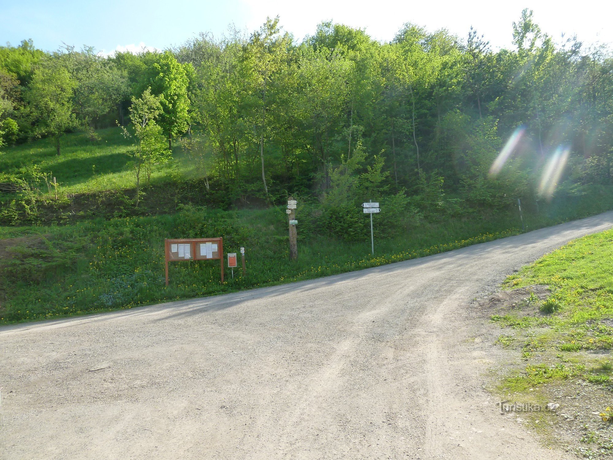 une vue du carrefour sur le chemin de Babylone