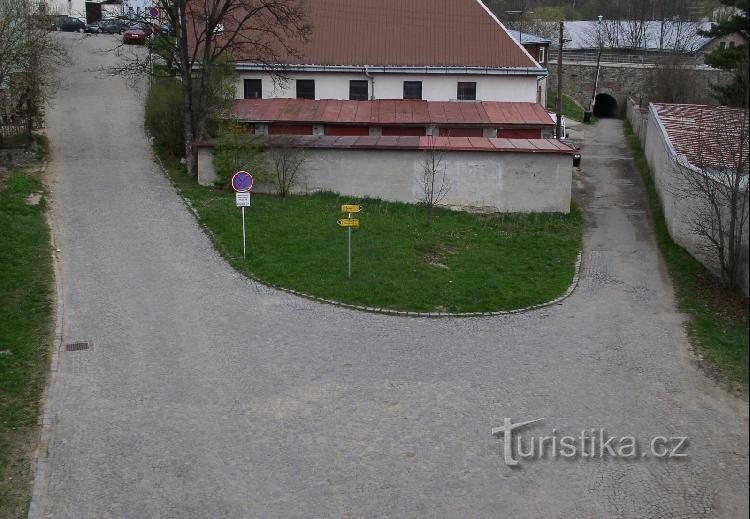 Utsikt över korsningen från bron: Utsikt över korsningen från den nya Brno-bron