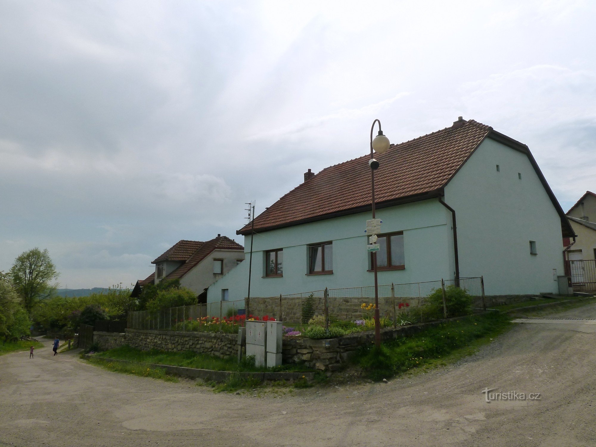 Blick auf den Wegweiser von Babylon kommend