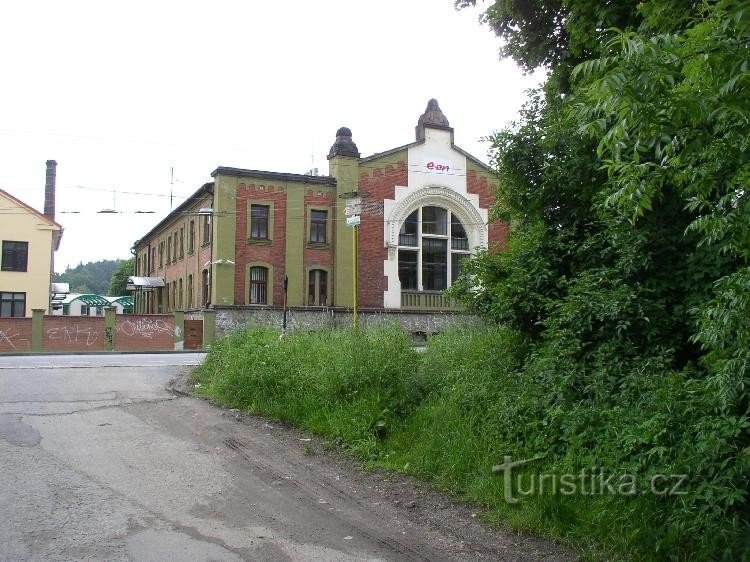 Zicht op de wegwijzer vanaf de Mostecká-straat