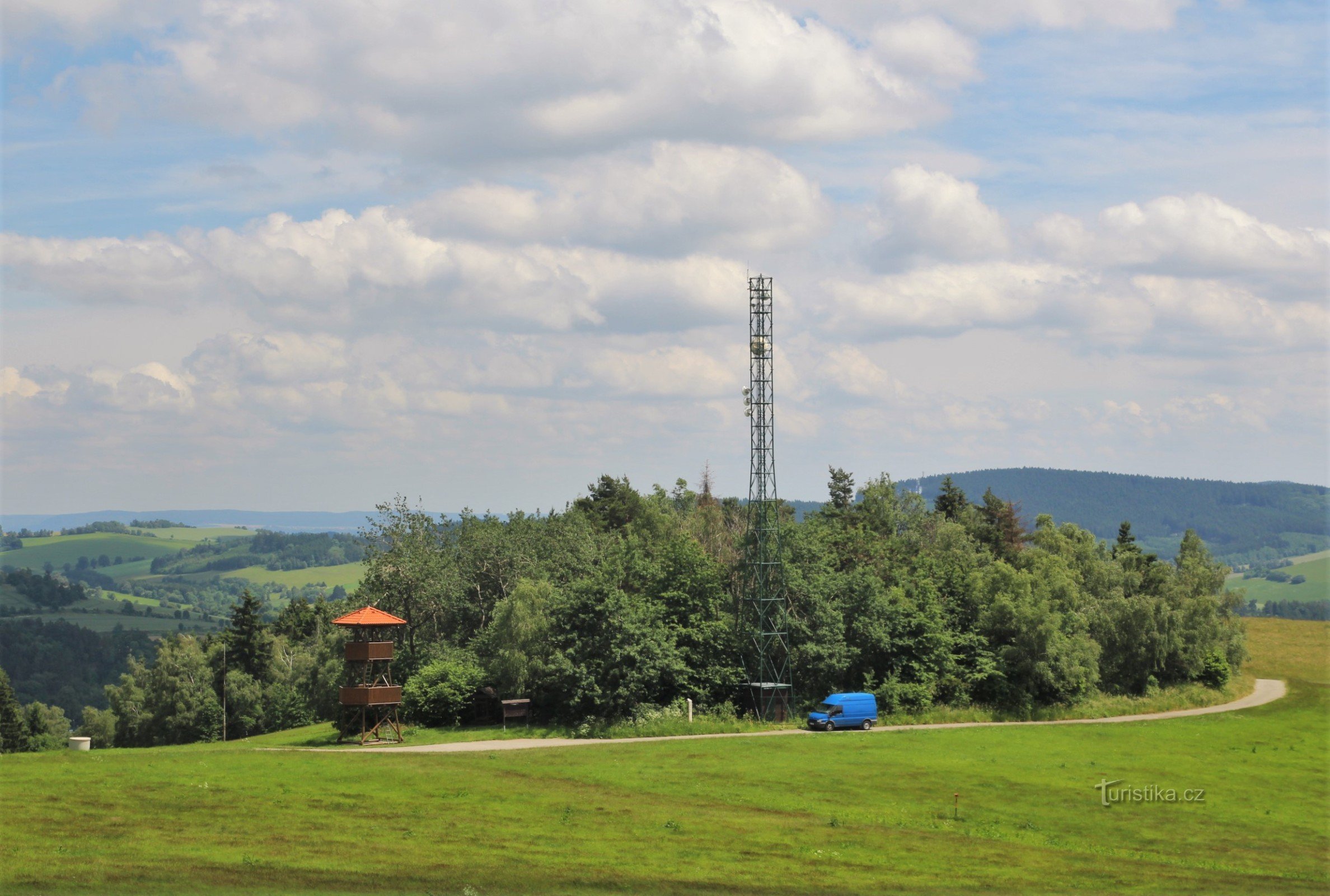 Blick auf den Aussichtsturm von der Spitze von Kopanina