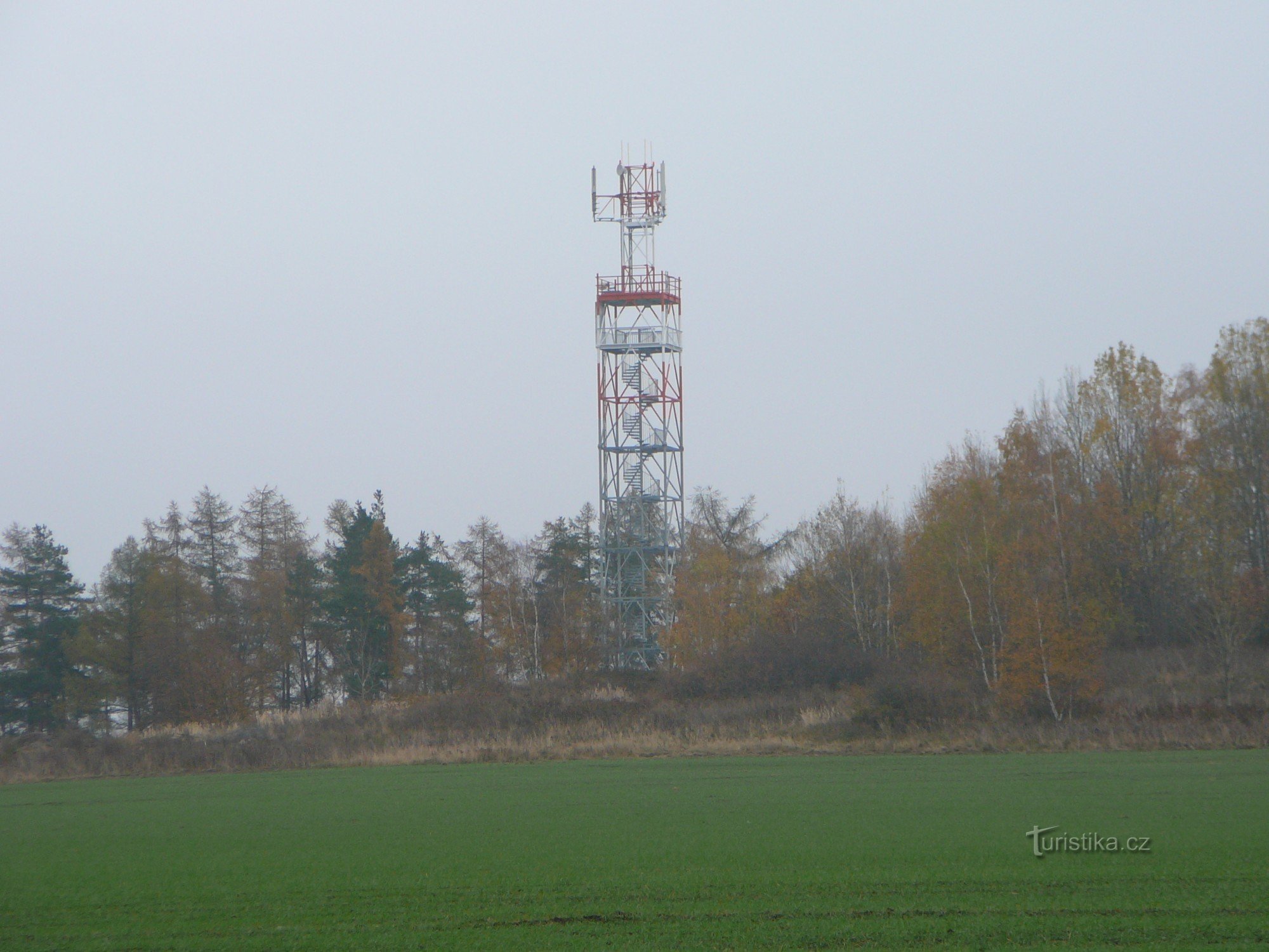 Blick auf den Aussichtsturm von Osten