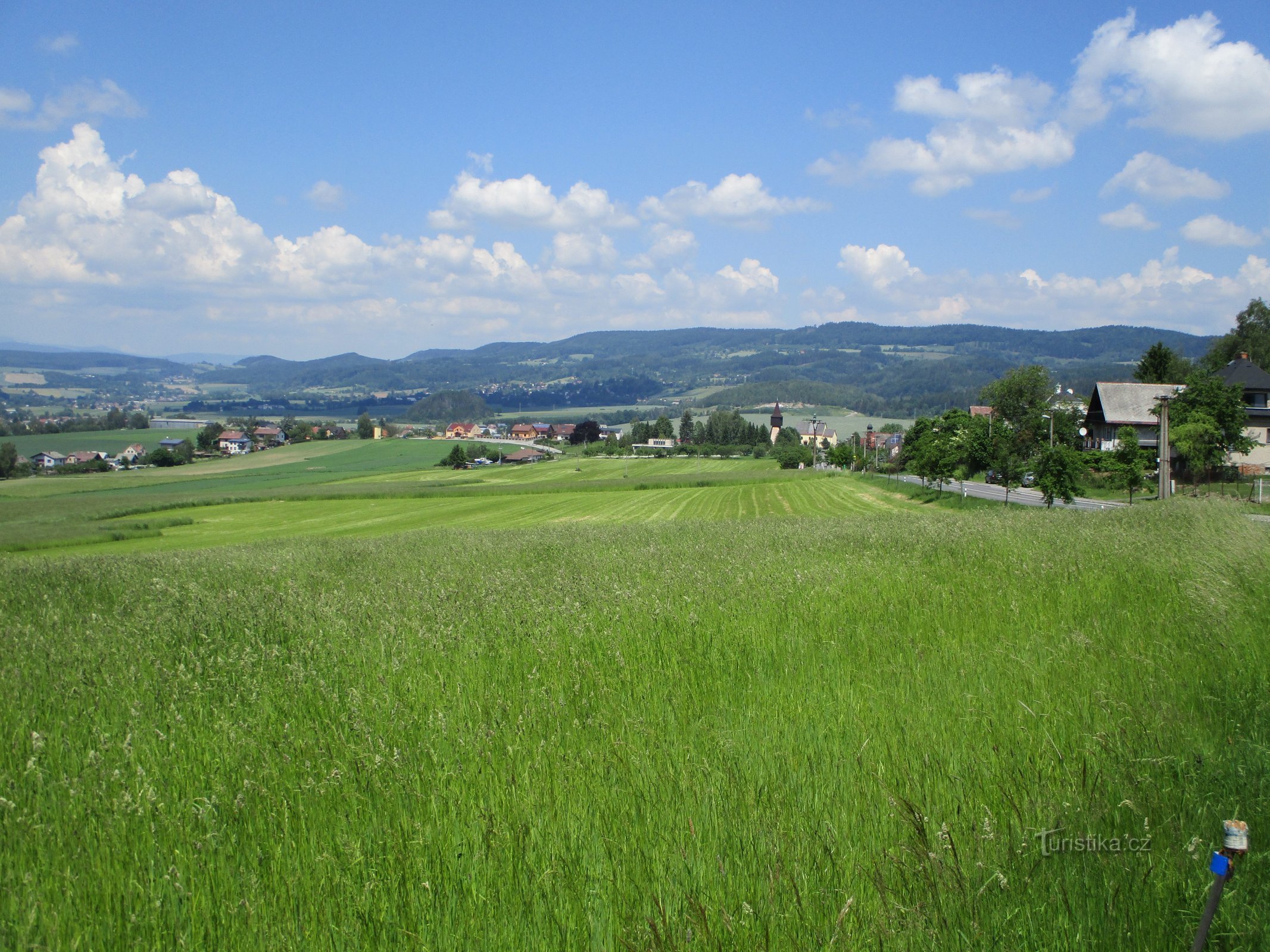 Uitzicht op Rtyna in Podkrkonoší vanuit Končin