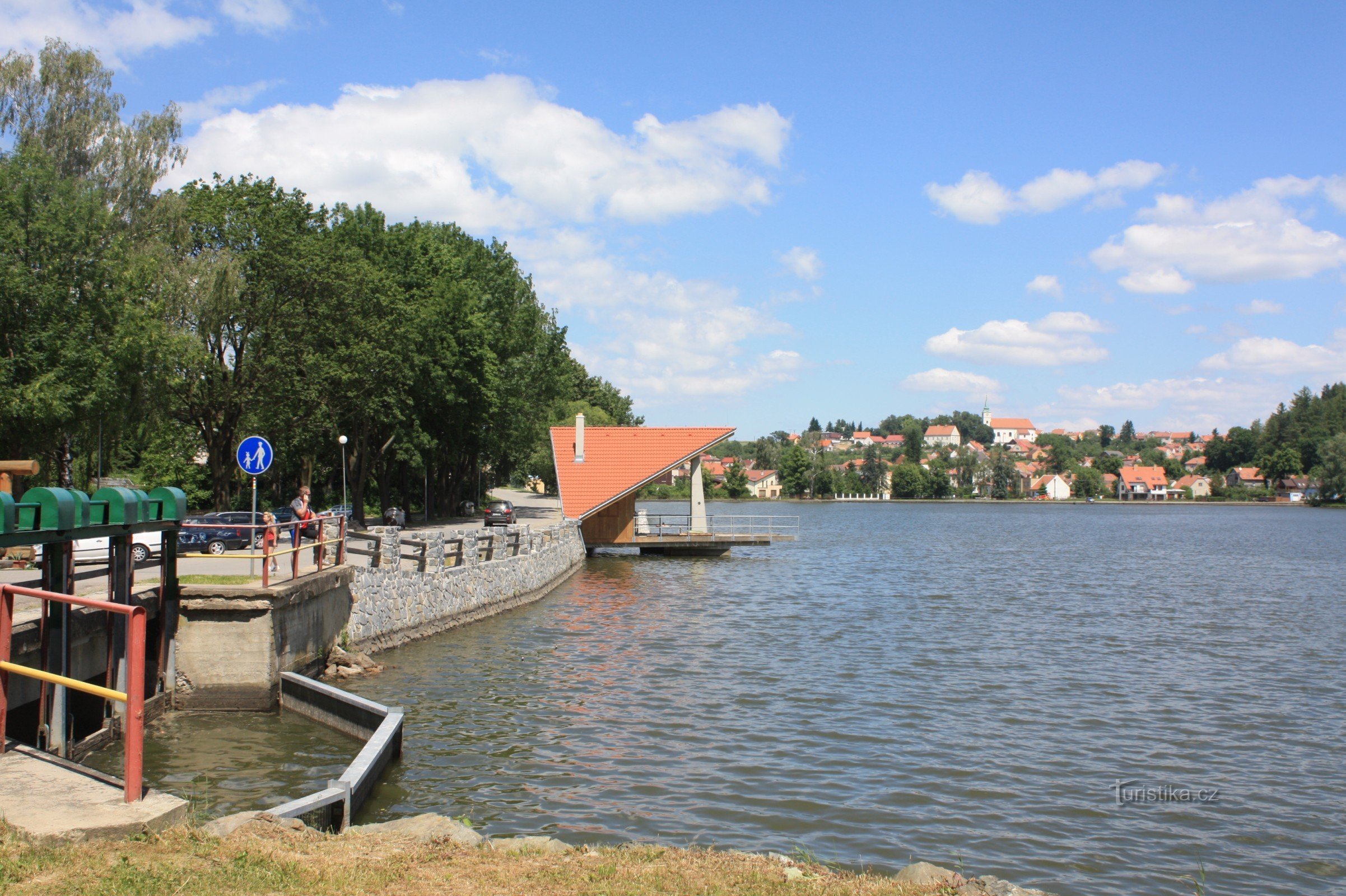 Blick von der Talsperre auf den Olšovec-Teich