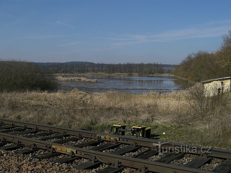 Pogled na ribnik Skalský z železniške proge