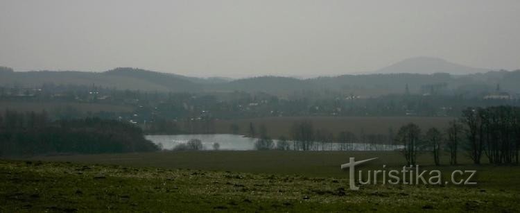 Blick auf den Teich: Richtung Bruntál und Roudný
