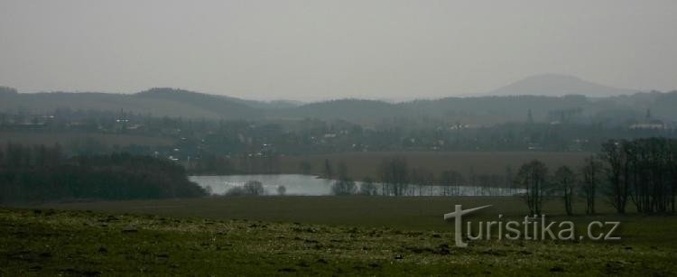 池塘景观：朝向 Bruntál 和 Roudný