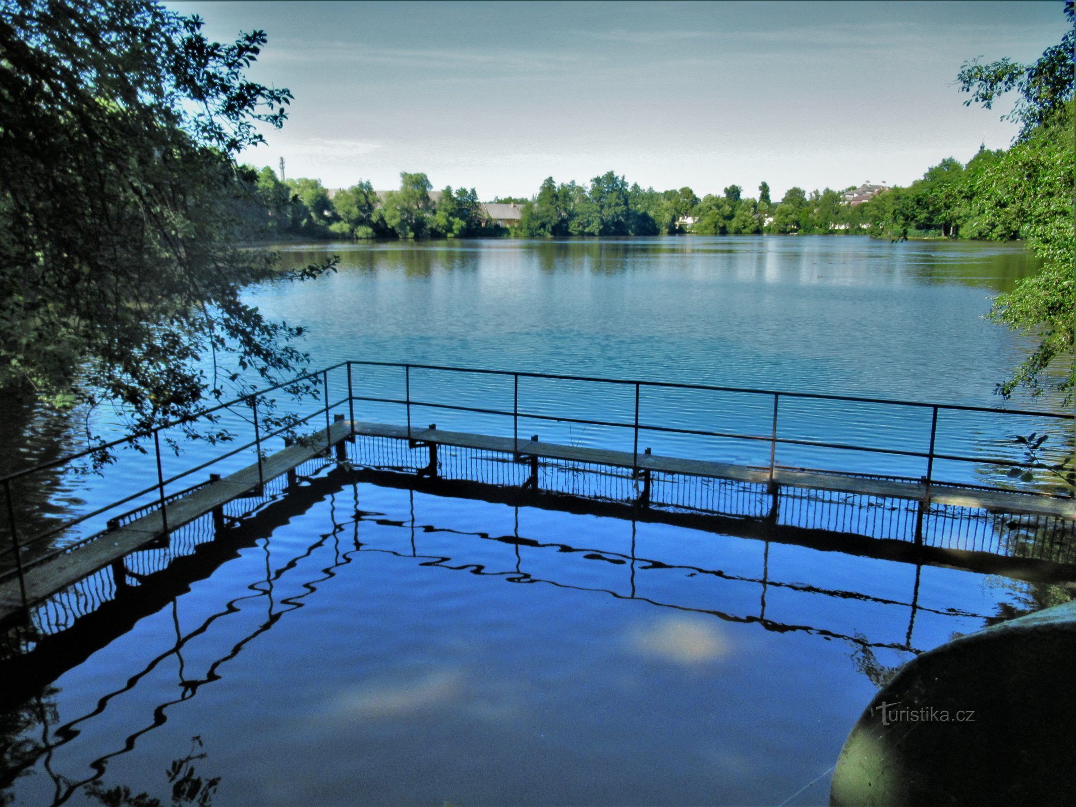 Blick auf den Teich am Auslauf