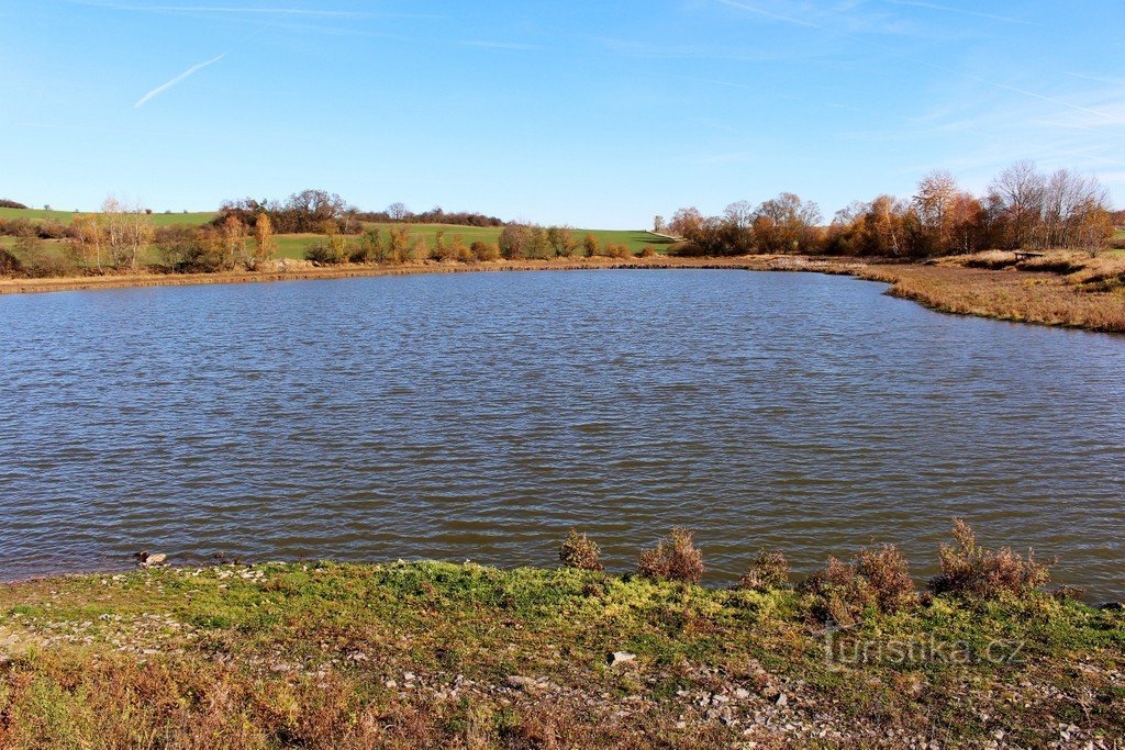 Zicht op de vijver vanaf de dam