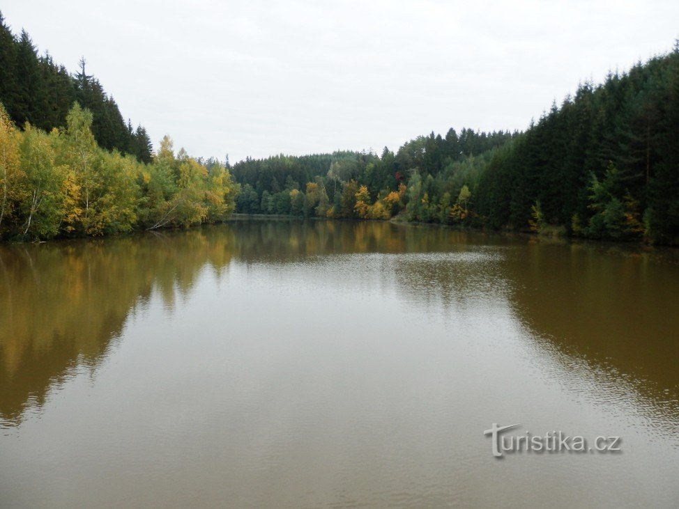 Kilátás a tóra az evő felől