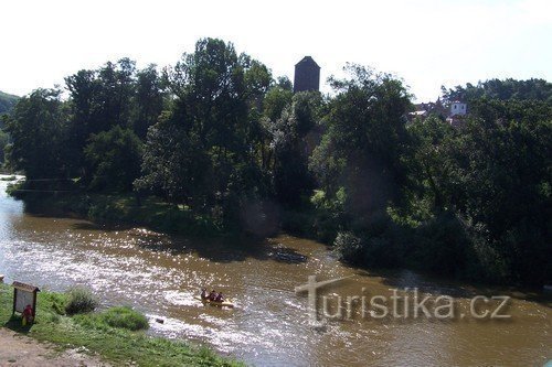 Vista de Sázava y el castillo desde el puente en Týnec....