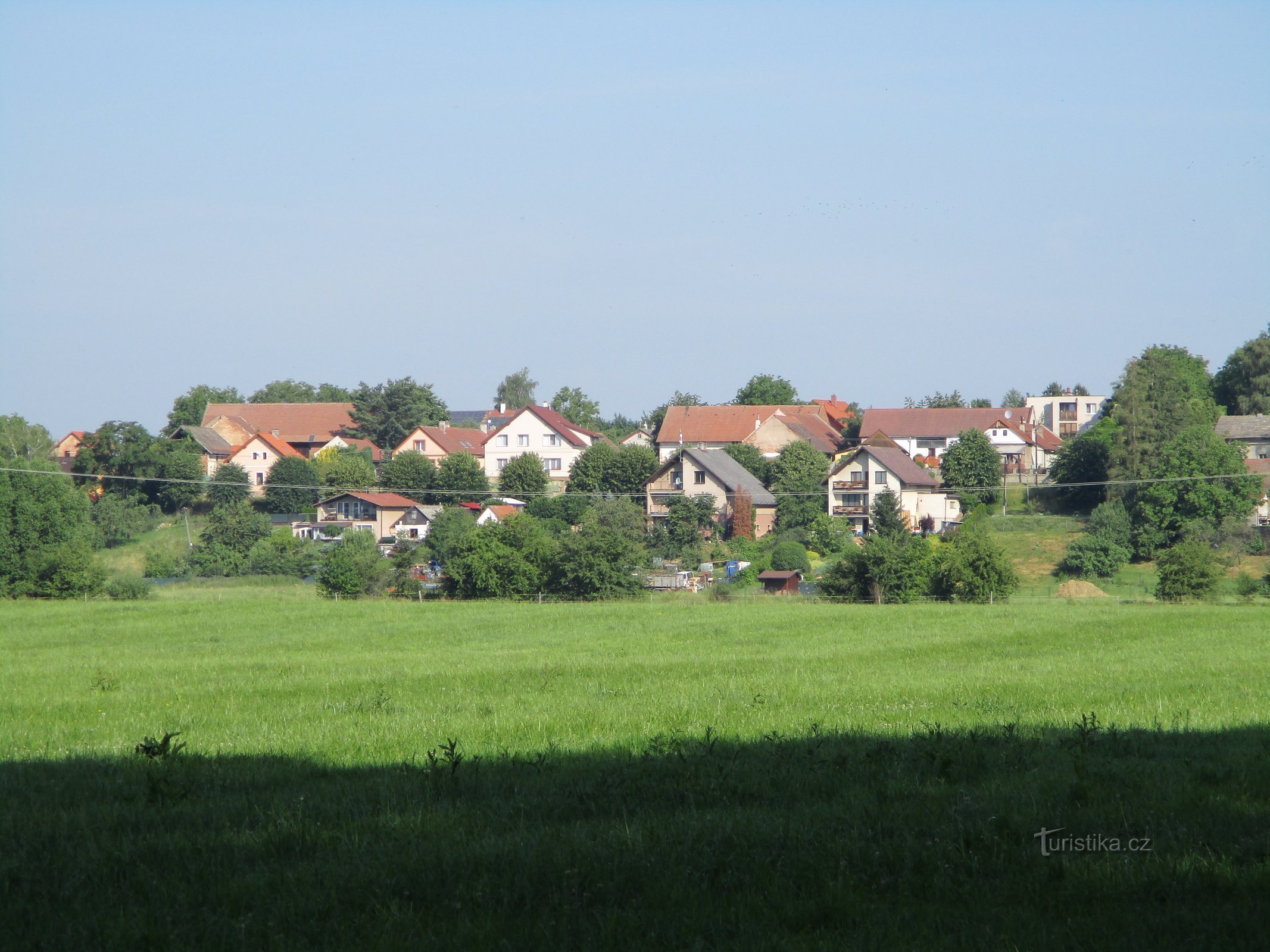 Utsikt över Semonice från cykelvägen nära Elbe