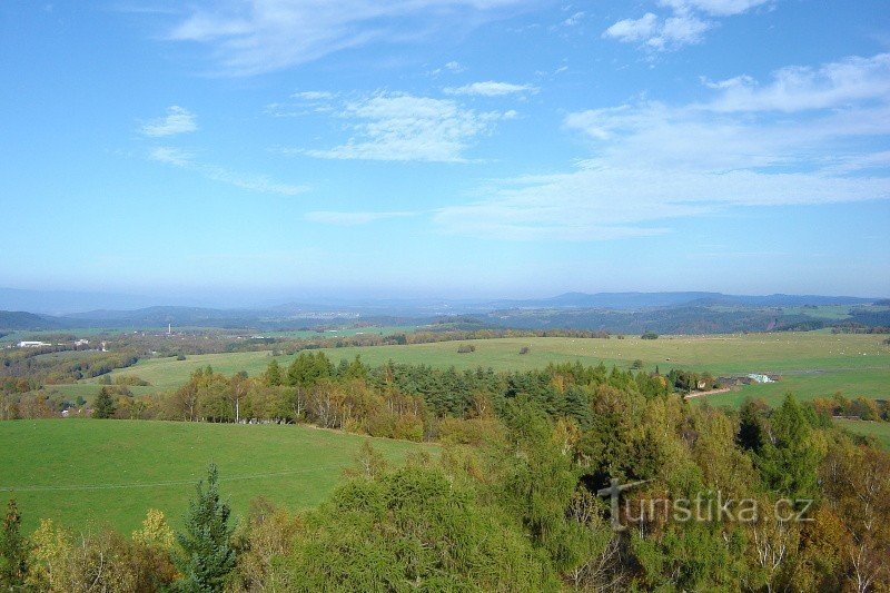 Vista para o nordeste com parte do Horní Slavkov à esquerda no meio e as montanhas Doupovské à direita