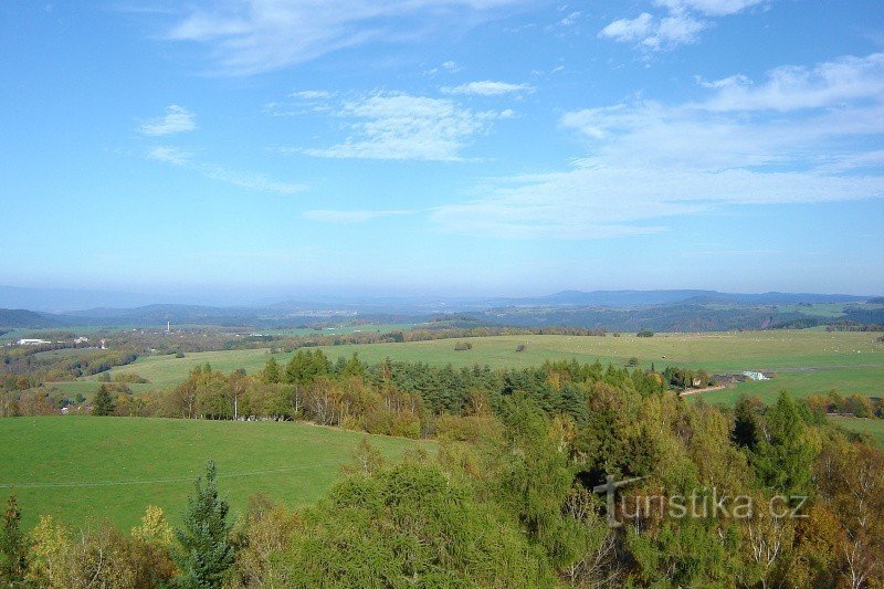 Vista a nord-est con parte di Horní Slavkov a sinistra al centro e le montagne del Doupovské a destra