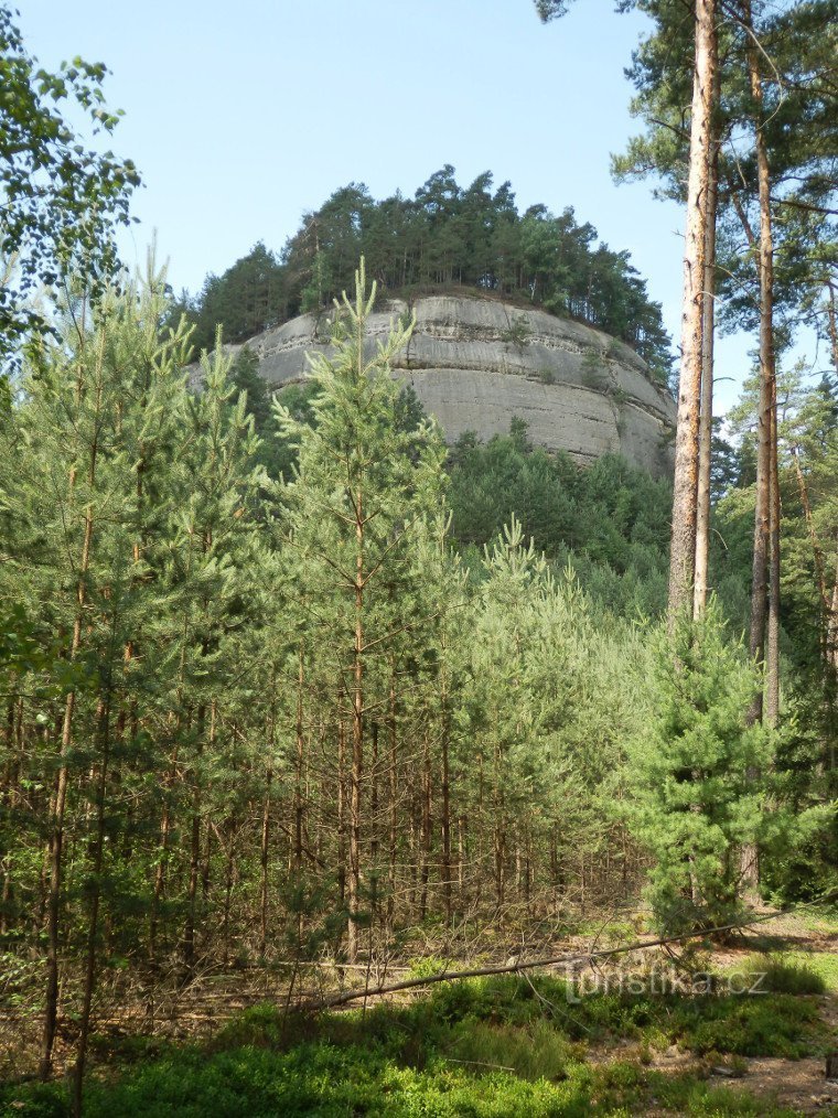 Gezicht op Široký kámen vanuit het oosten
