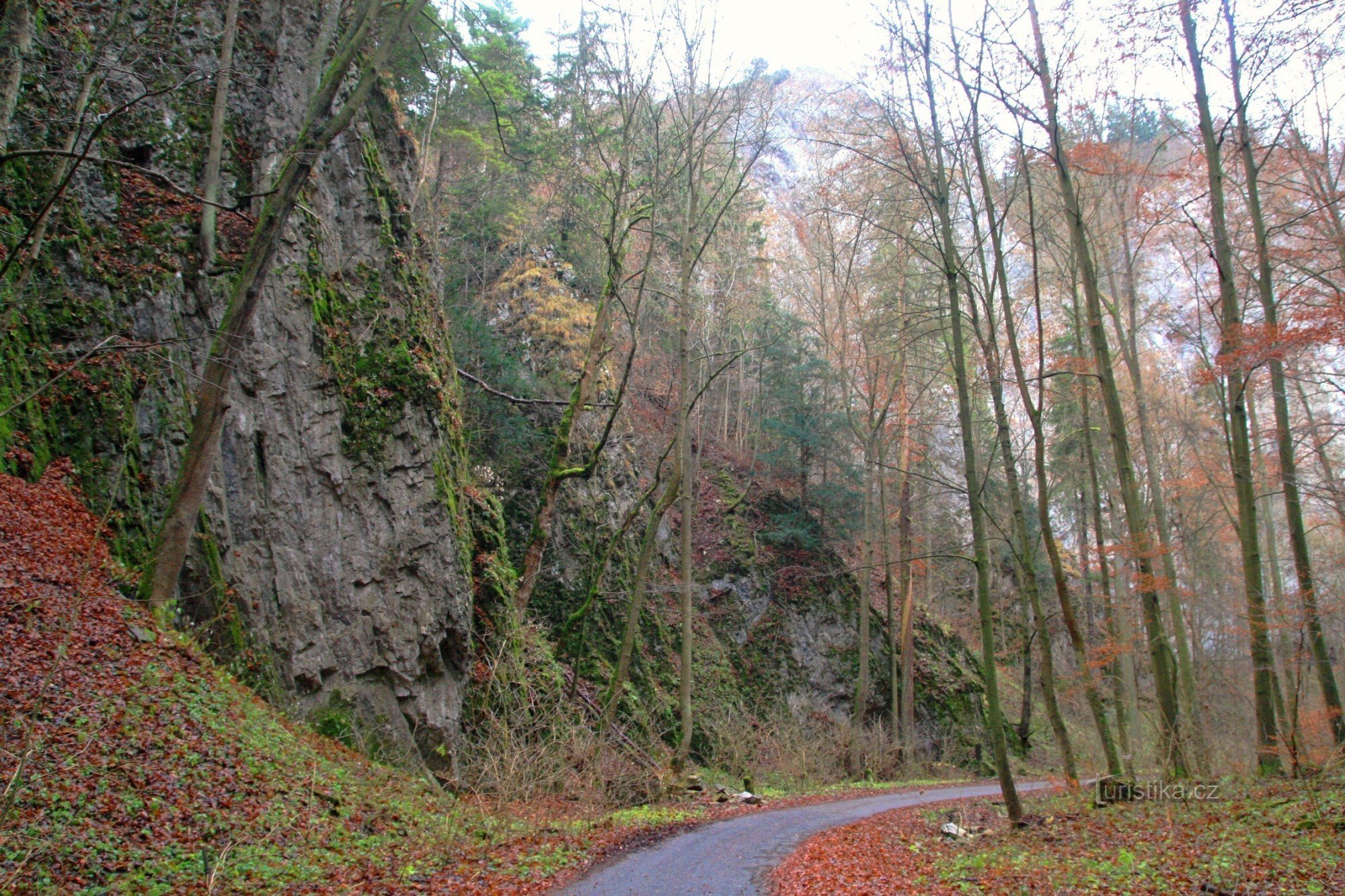 Vedere a pereților de stâncă de la Poarta Diavolului