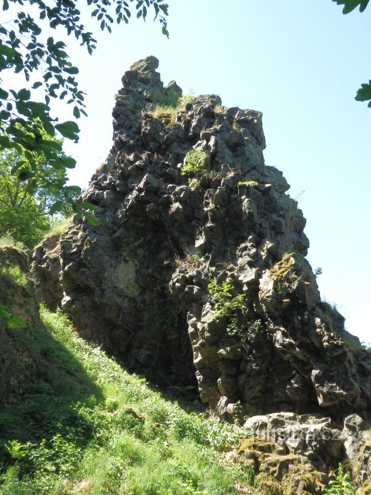 Pogled na skalni suk s stranske poti.