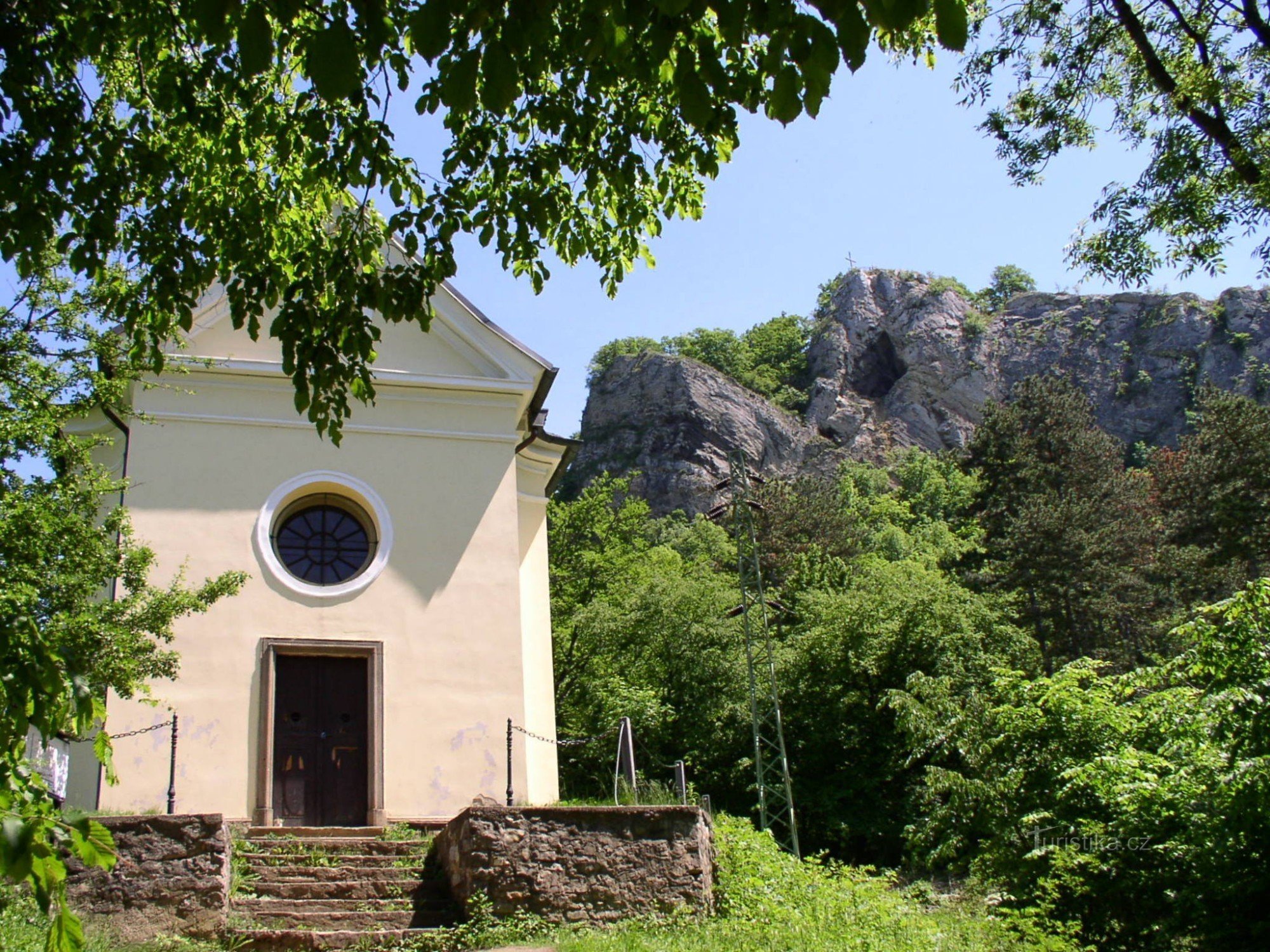 pohled na skálu od kaple Sv. Kříže