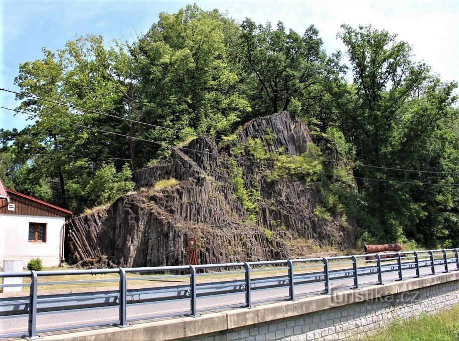 Uitzicht op de rots vanaf de rivier