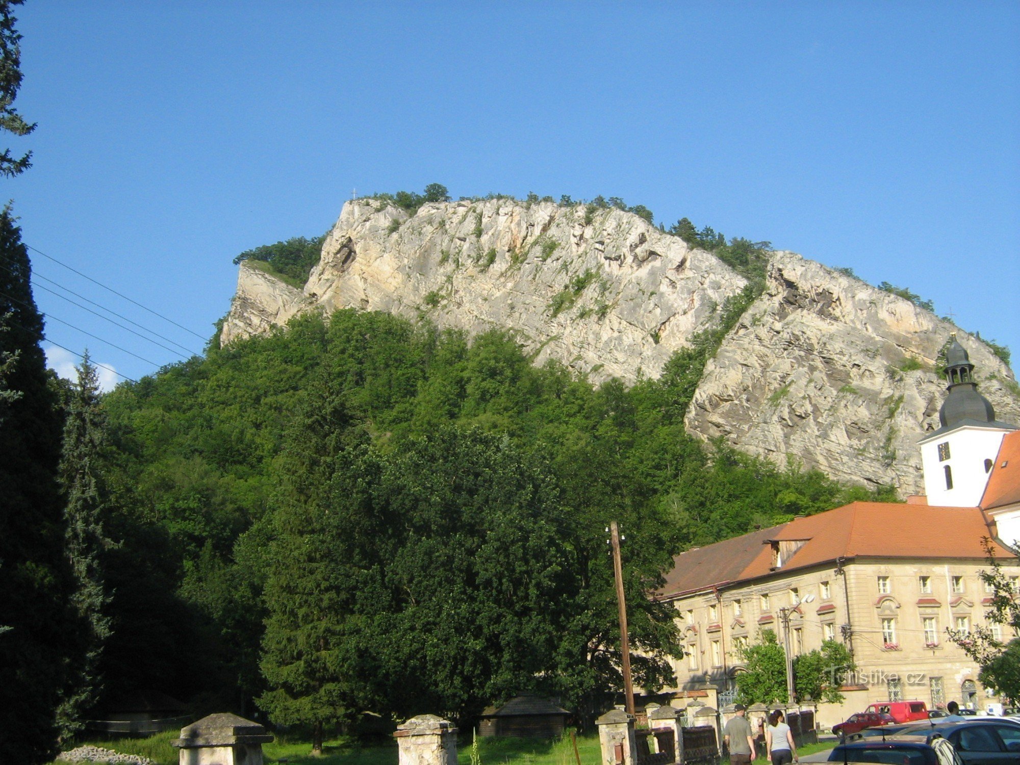 Veduta della roccia con la croce